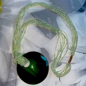 Beautiful 🤩 vintage 24 inch mint beaded with emerald green pendant